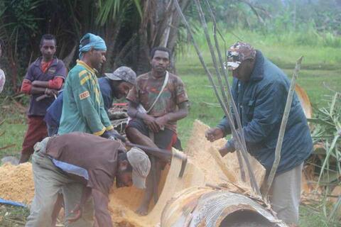 Oli titi penake pa:ta: ula: pikisatate Rouareke wekihalima: hau lita:le:ekie, / Making sago in Rouareke Oli titi penake pa:ta: ula: pikisatate Rouareke wekihalima: hau lita:le:ekie, / Making sago in Rouareke